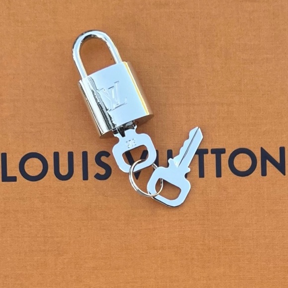 Louis Vuitton Silver Lock and Key ~ RARE! 🔓🔑 Necklace Charm or Adorn Handbag - Picture 2 of 16